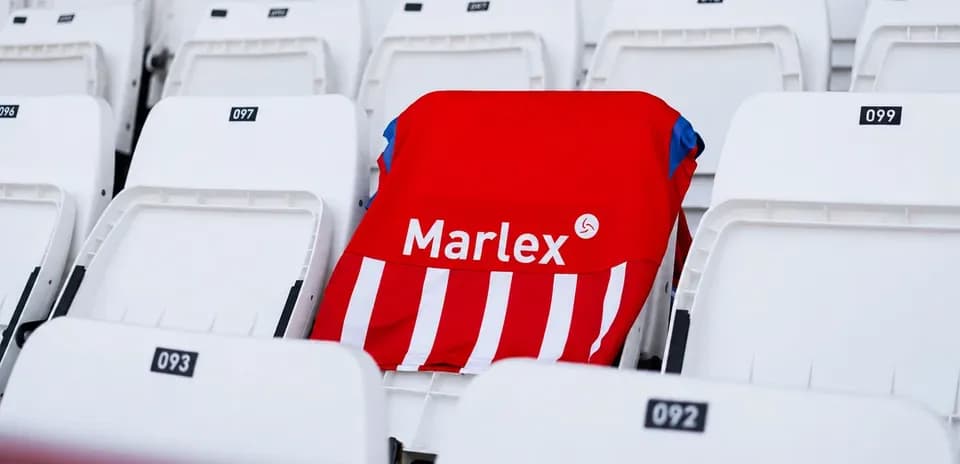 Футбольная майка Marlex на пустом кресле стадиона