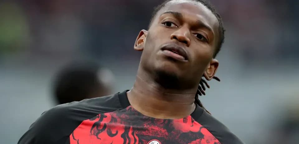 Игрок в форме AC Milan на разминке