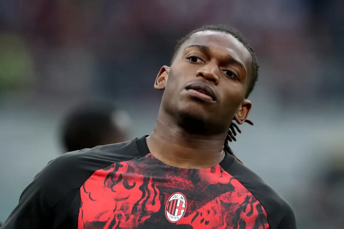Игрок в форме AC Milan на разминке