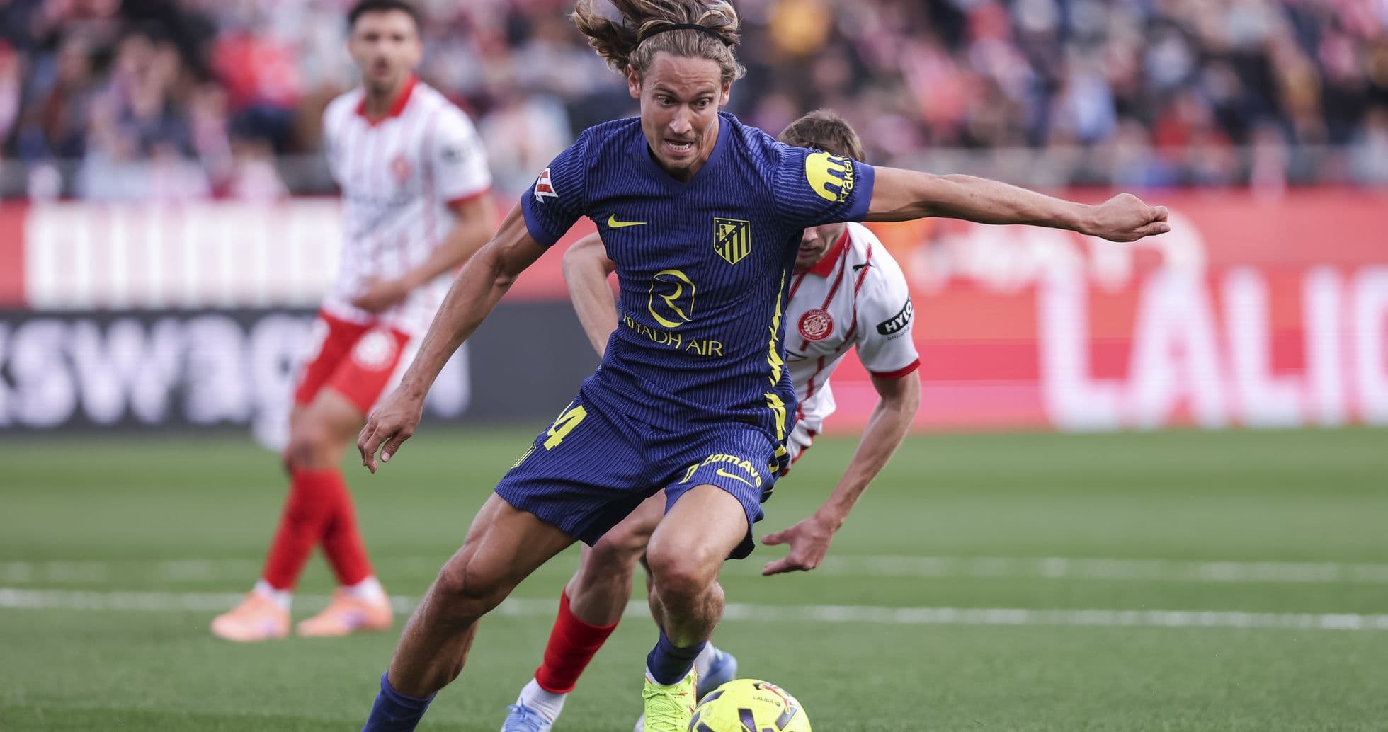 Игроки Атлетико Мадрид и Жироны в борьбе за мяч