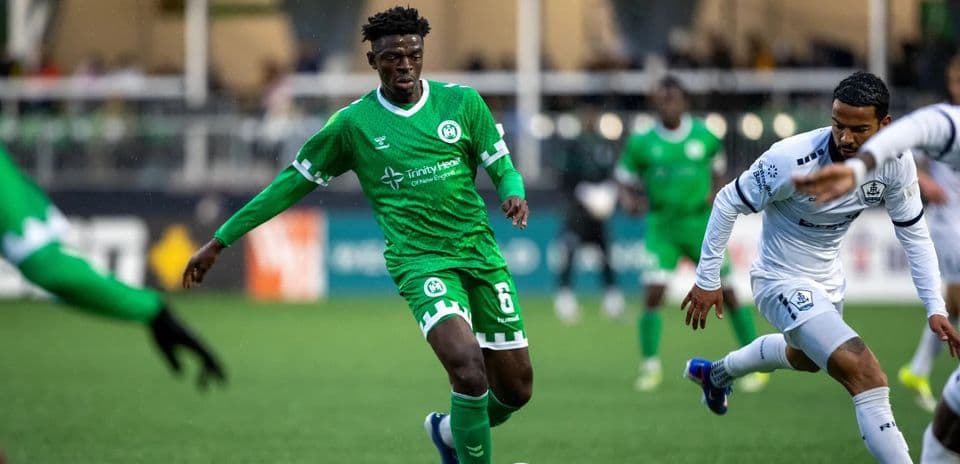 Игроки на футбольном матче NY Cosmos против Hartford Athletic