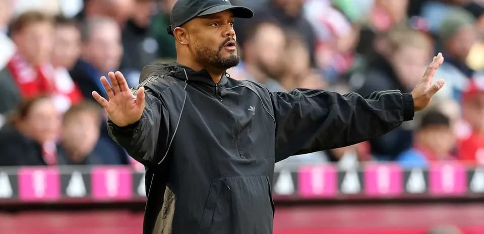 Тренер подает указания с боковой линии