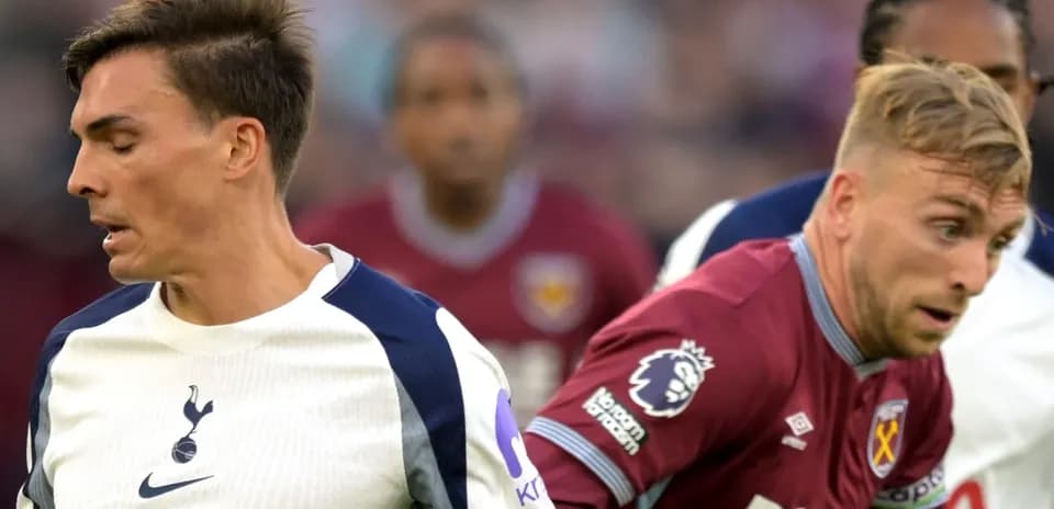 Игроки Tottenham и West Ham в борьбе за мяч