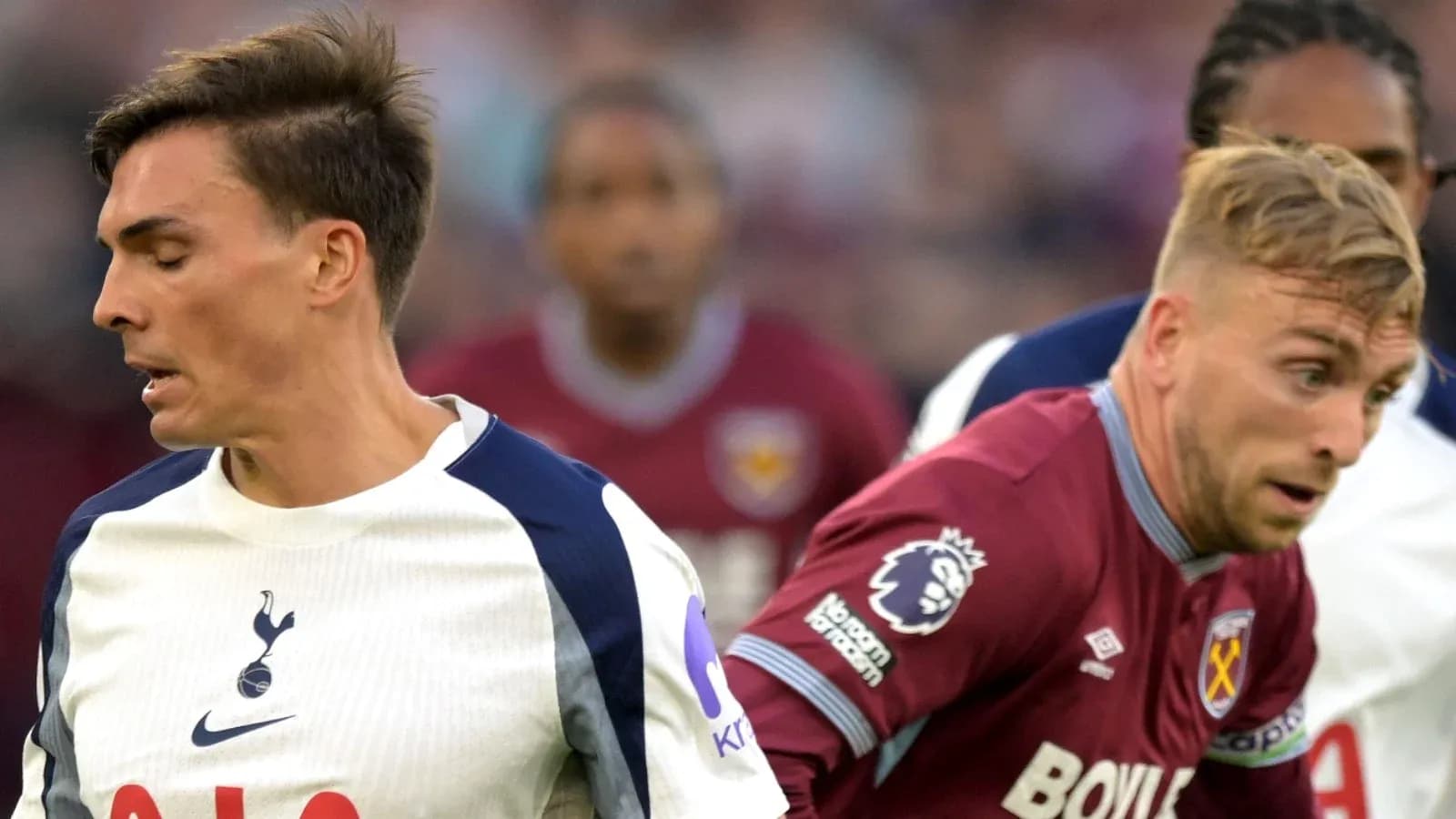 Игроки Tottenham и West Ham в борьбе за мяч