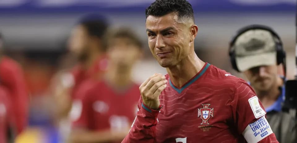 Игрок сборной Португалии на поле во время матча