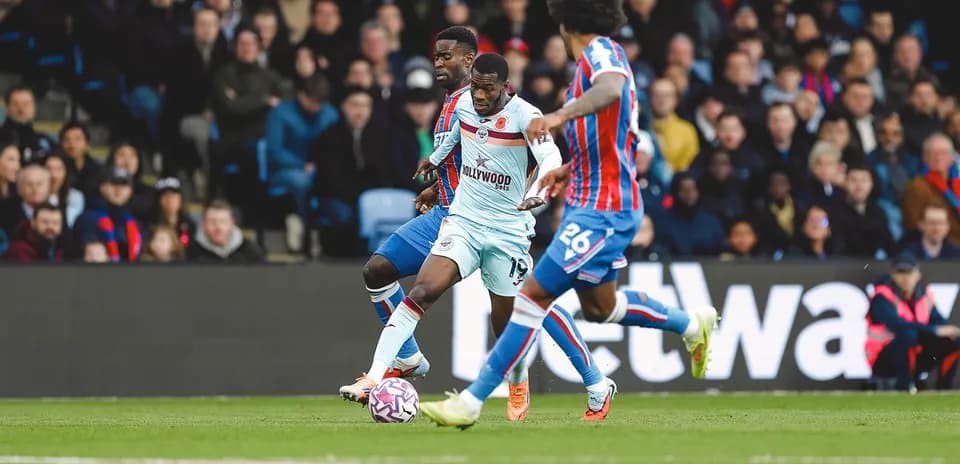Игроки Brentford и Crystal Palace в борьбе за мяч