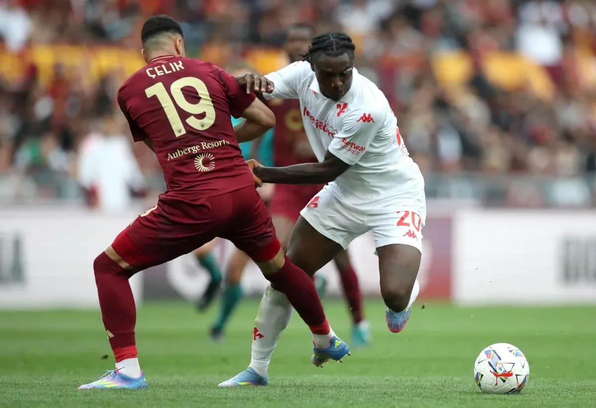 Игроки AS Roma и Fiorentina борются за мяч
