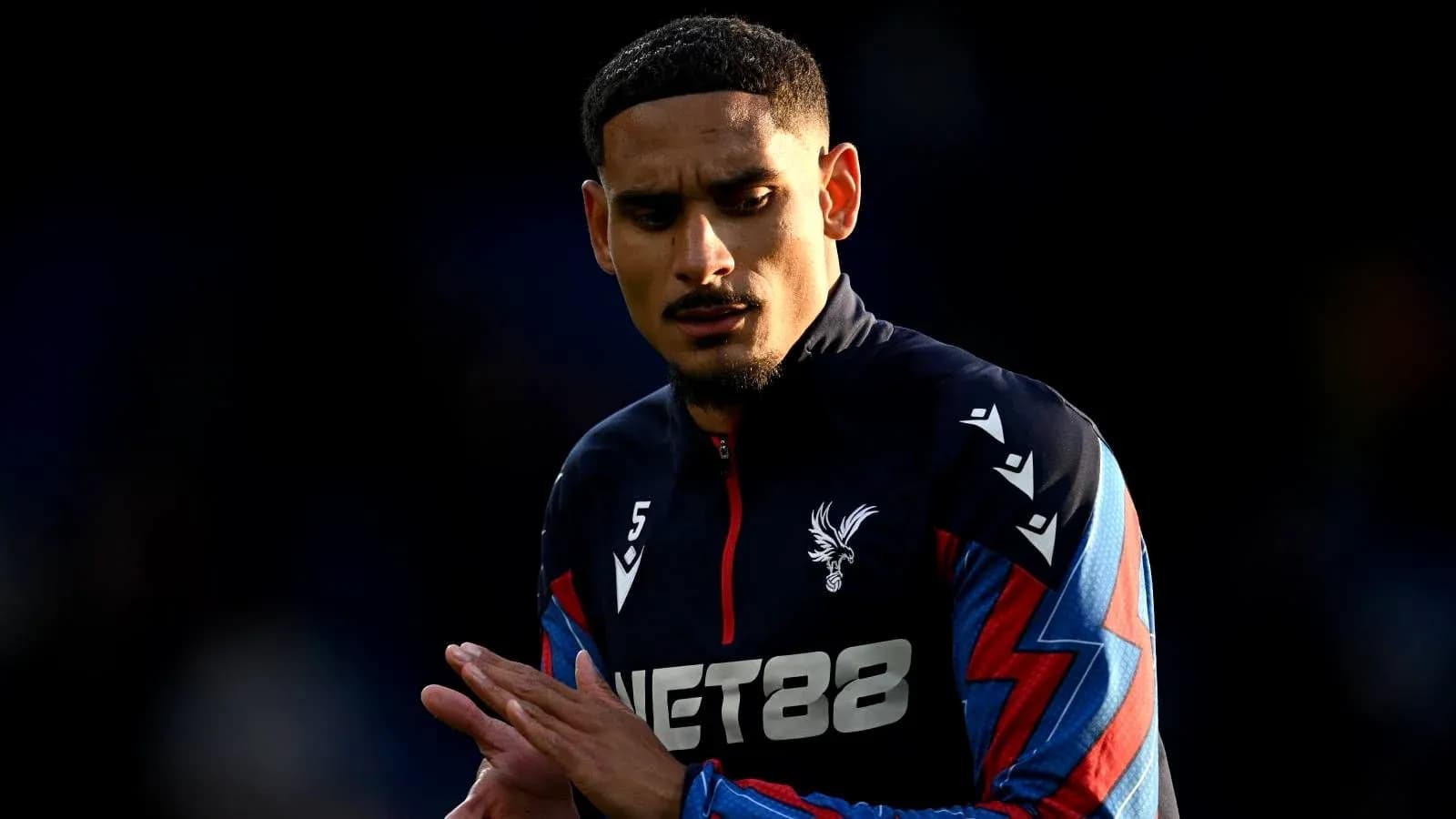 Игрок Crystal Palace на поле перед матчем