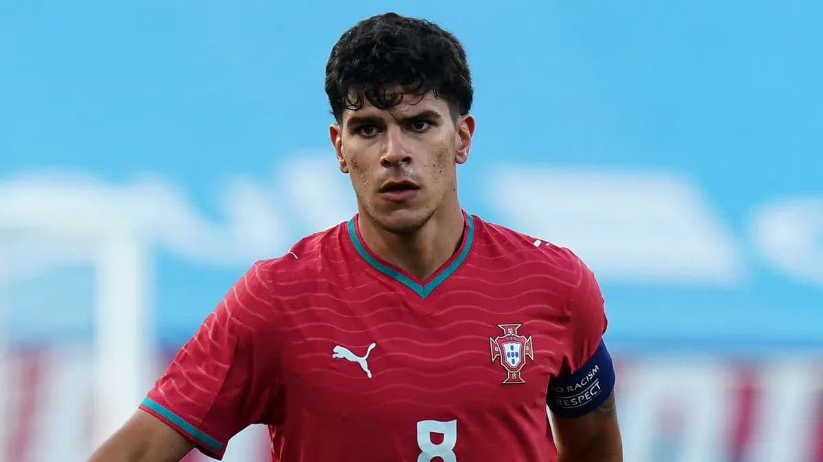 Игрок сборной Португалии на поле в форме