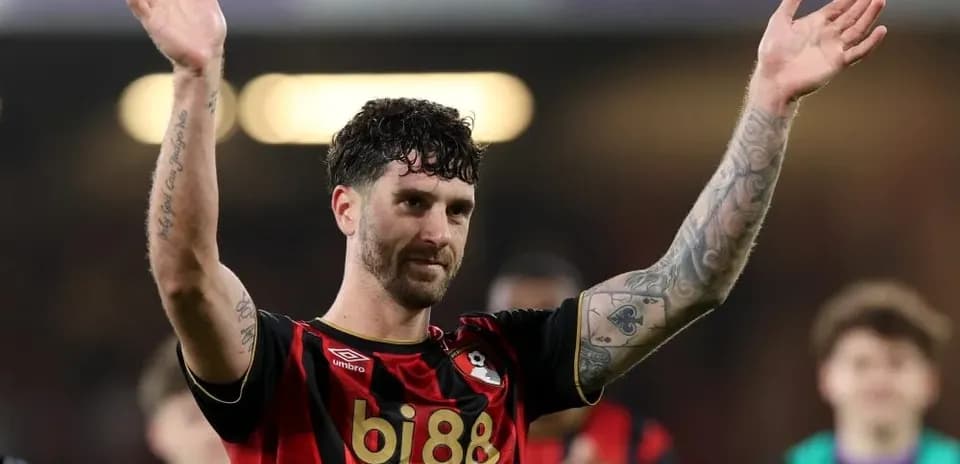 Игрок Bournemouth поднимает руки после матча