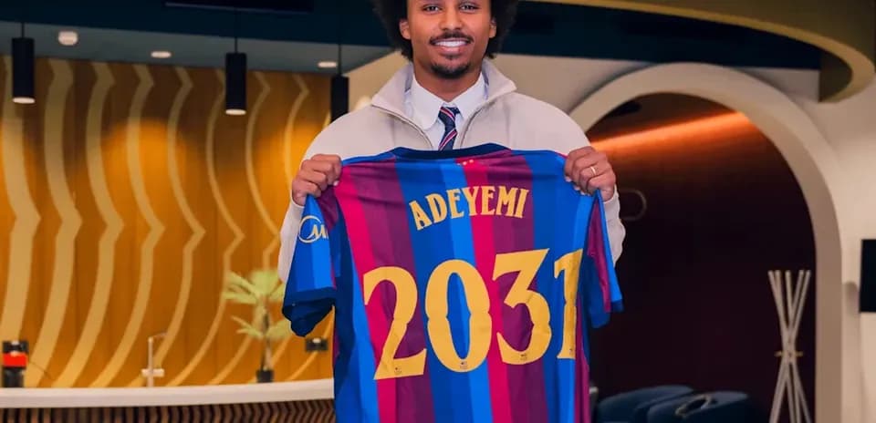 Игрок держит футболку Барселоны с номером 2031