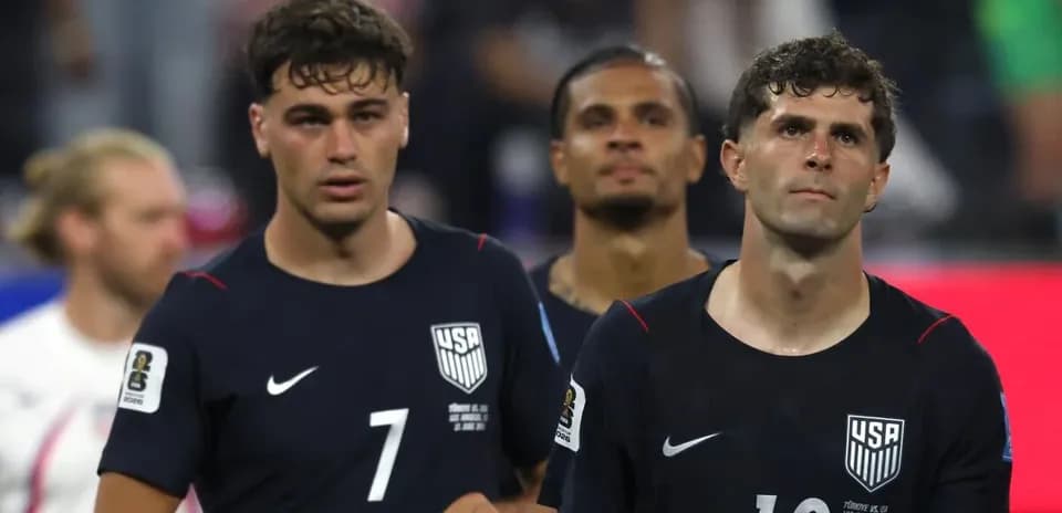 Игроки сборной США после матча на стадионе