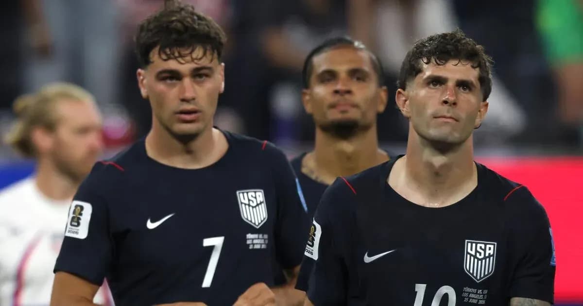 Игроки сборной США после матча на стадионе
