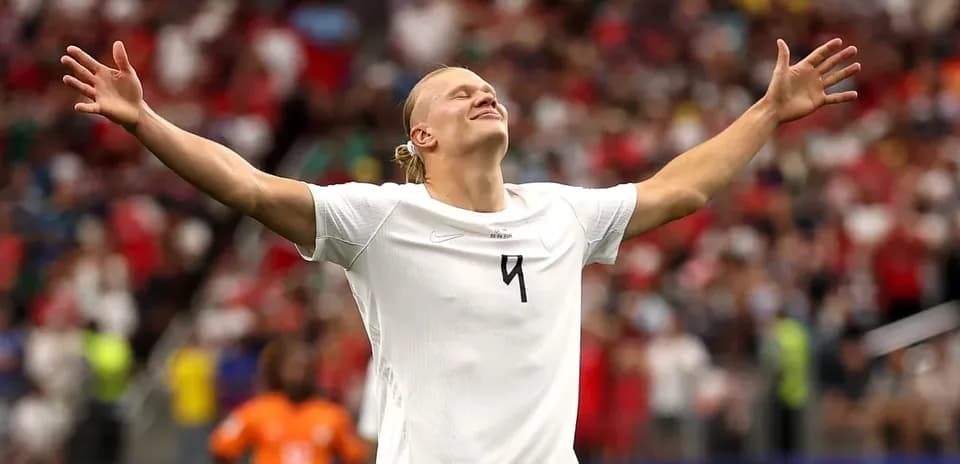 Игрок с поднятыми руками на стадионе