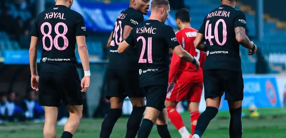 Игроки Şamaxı FK празднуют гол на поле
