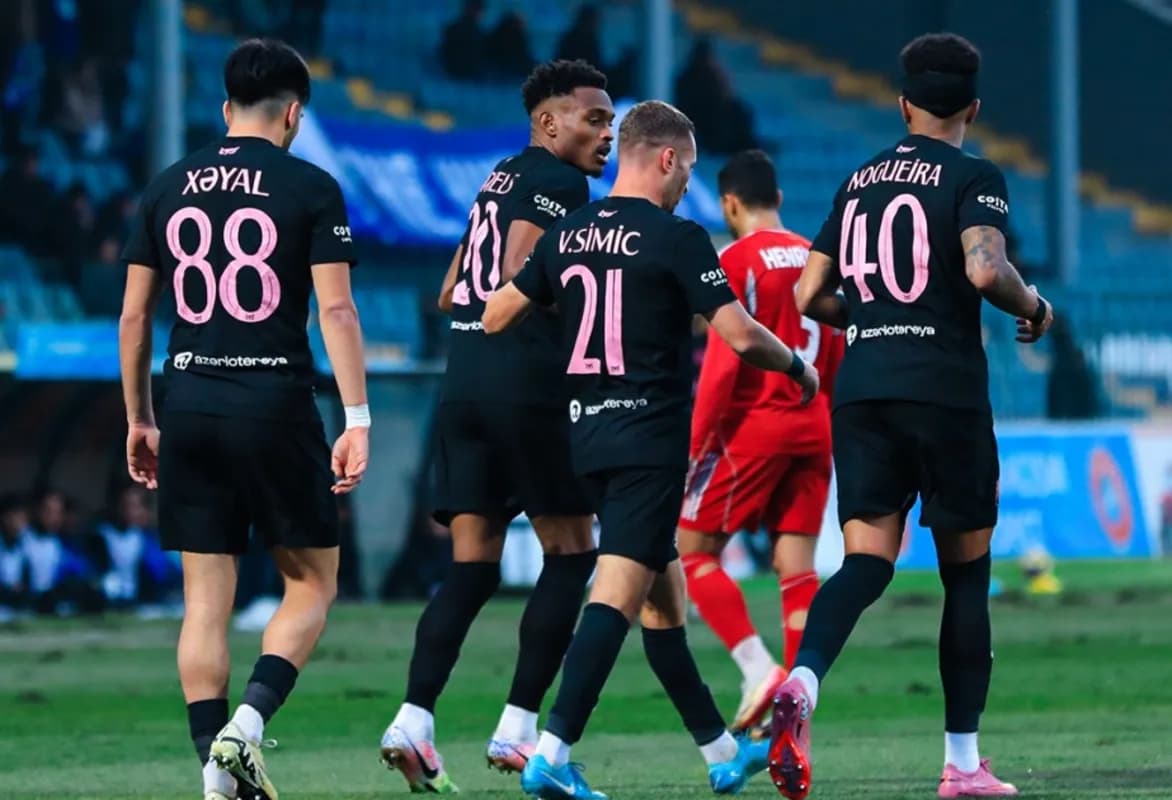 Игроки Şamaxı FK празднуют гол на поле