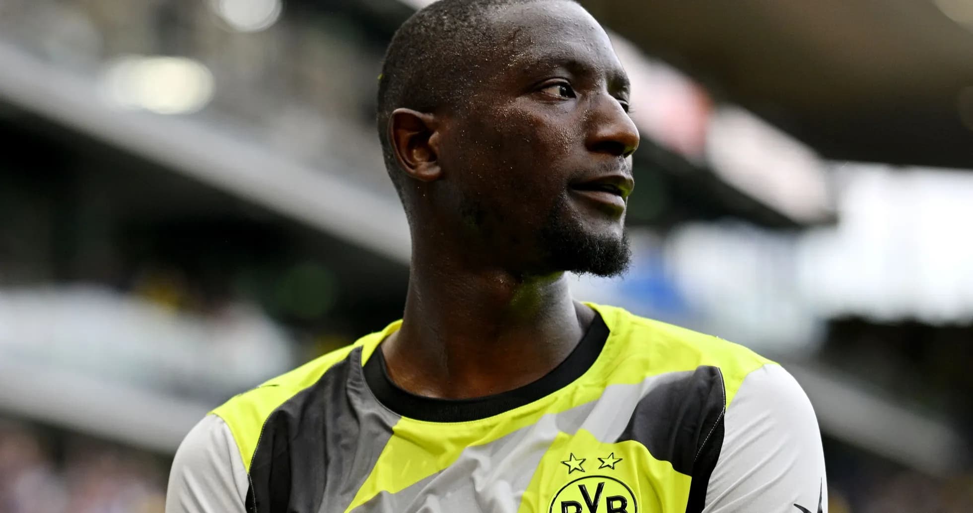 Игрок в форме Borussia Dortmund на стадионе