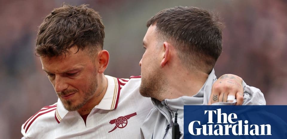 Игроки Arsenal обсуждают ситуацию на поле