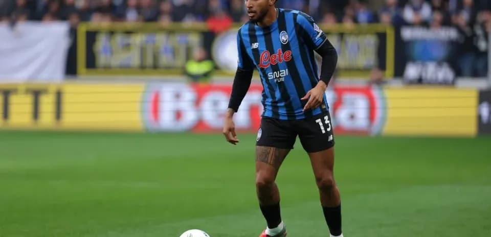 Игрок команды Atalanta с мячом на поле