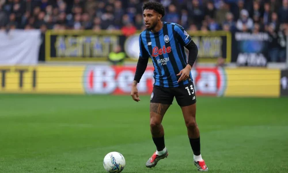Игрок команды Atalanta с мячом на поле