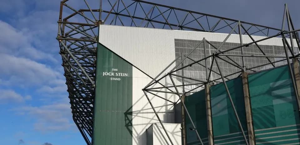 Стадион Jock Stein Stand под облачным небом