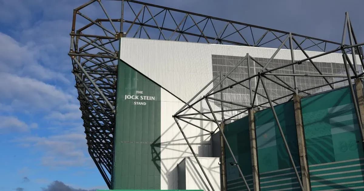 Стадион Jock Stein Stand под облачным небом