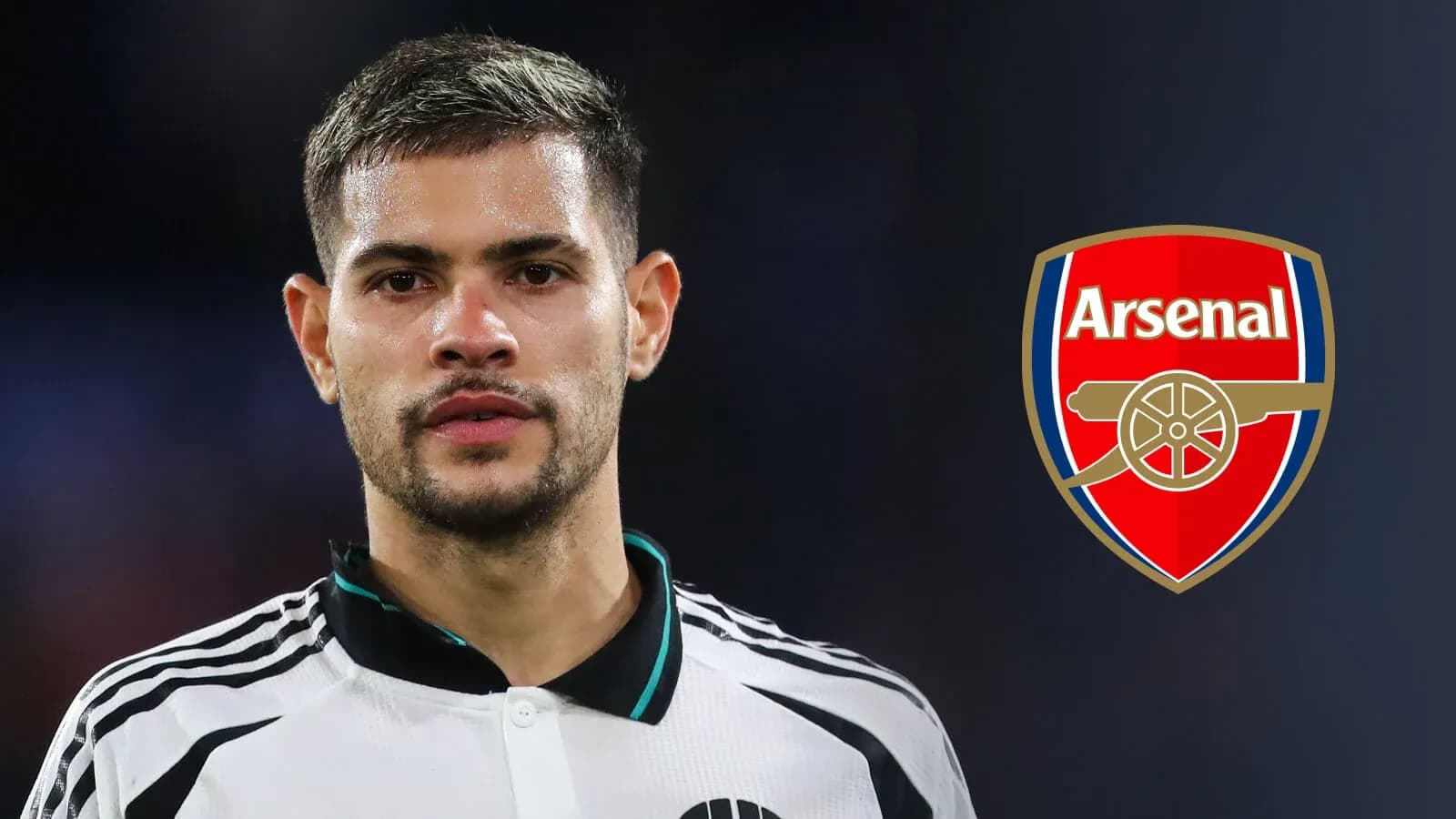 Игрок в форме Arsenal на фоне логотипа клуба