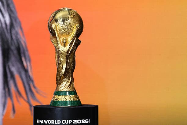 Трофей Кубка мира FIFA 2026 на пьедестале