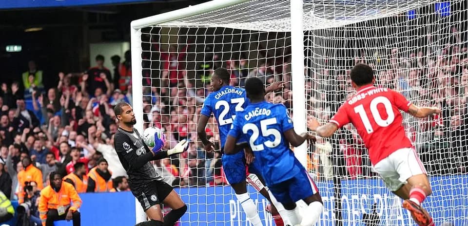 Голкипер Chelsea ловит мяч во время матча