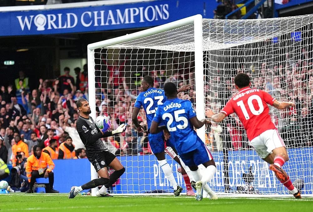 Голкипер Chelsea ловит мяч во время матча