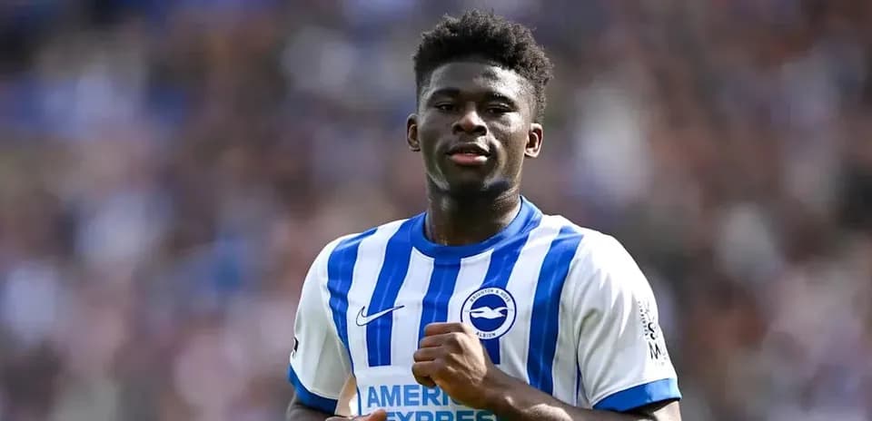 Игрок Brighton & Hove Albion на поле во время матча