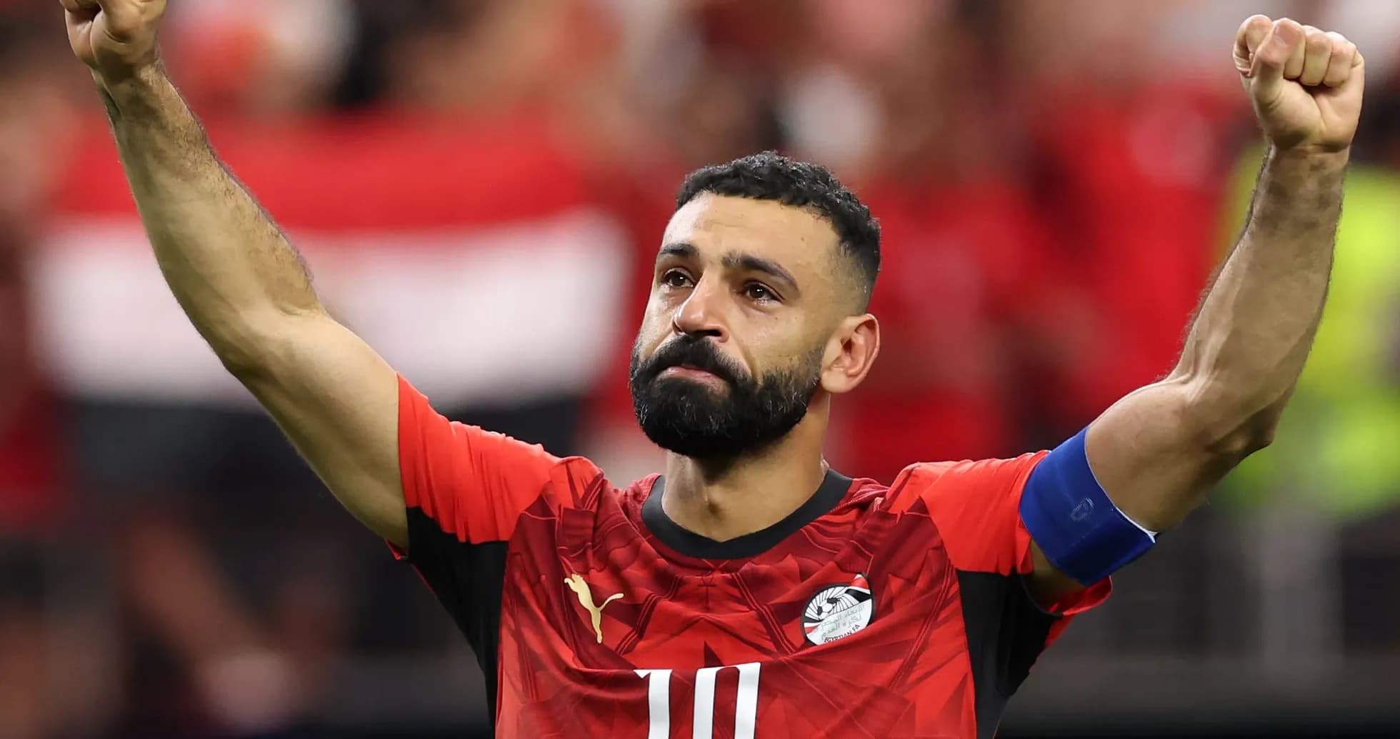 Игрок Египта поднимает руки после матча