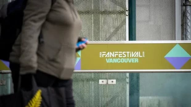 Человек проходит мимо вывески FanFestival в Ванкувере