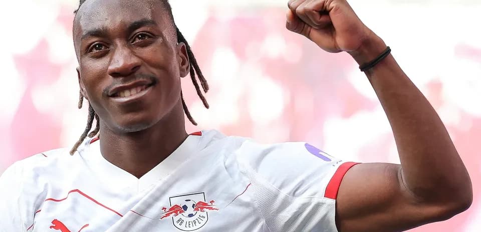 Игрок RB Leipzig празднует успех с поднятым кулаком