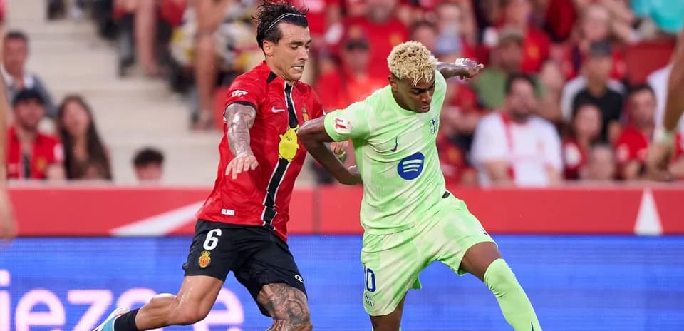 Игроки Mallorca и Villarreal борются за мяч
