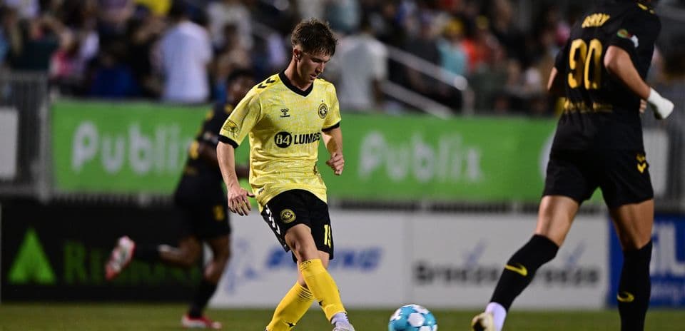 Игрок Charleston Battery с мячом во время матча