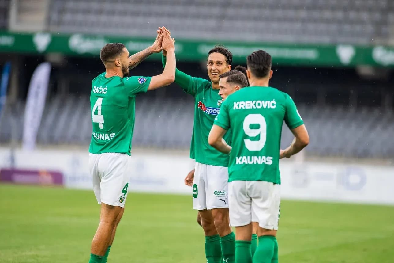 Игроки Каунса празднуют гол