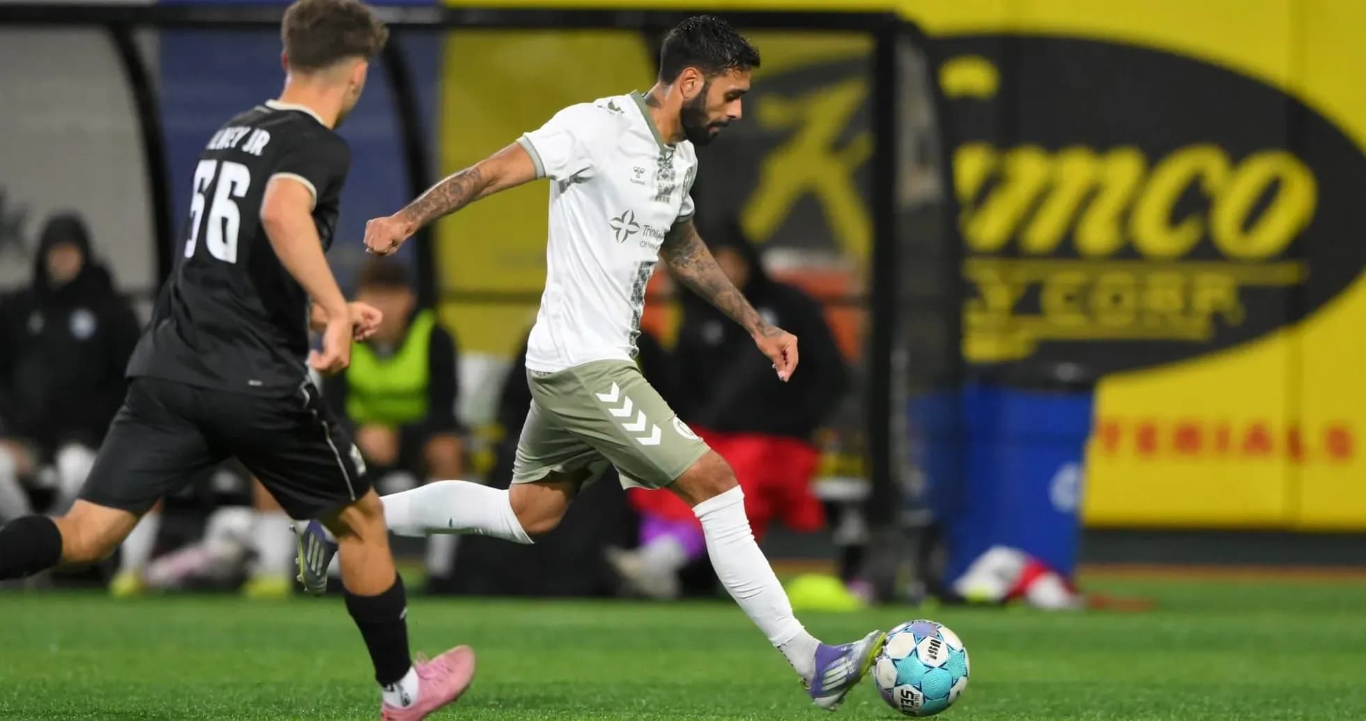 Игрок NY Cosmos ведет мяч против Hartford Athletic Игрок NY Cosmos ведет мяч против Hartford Athletic