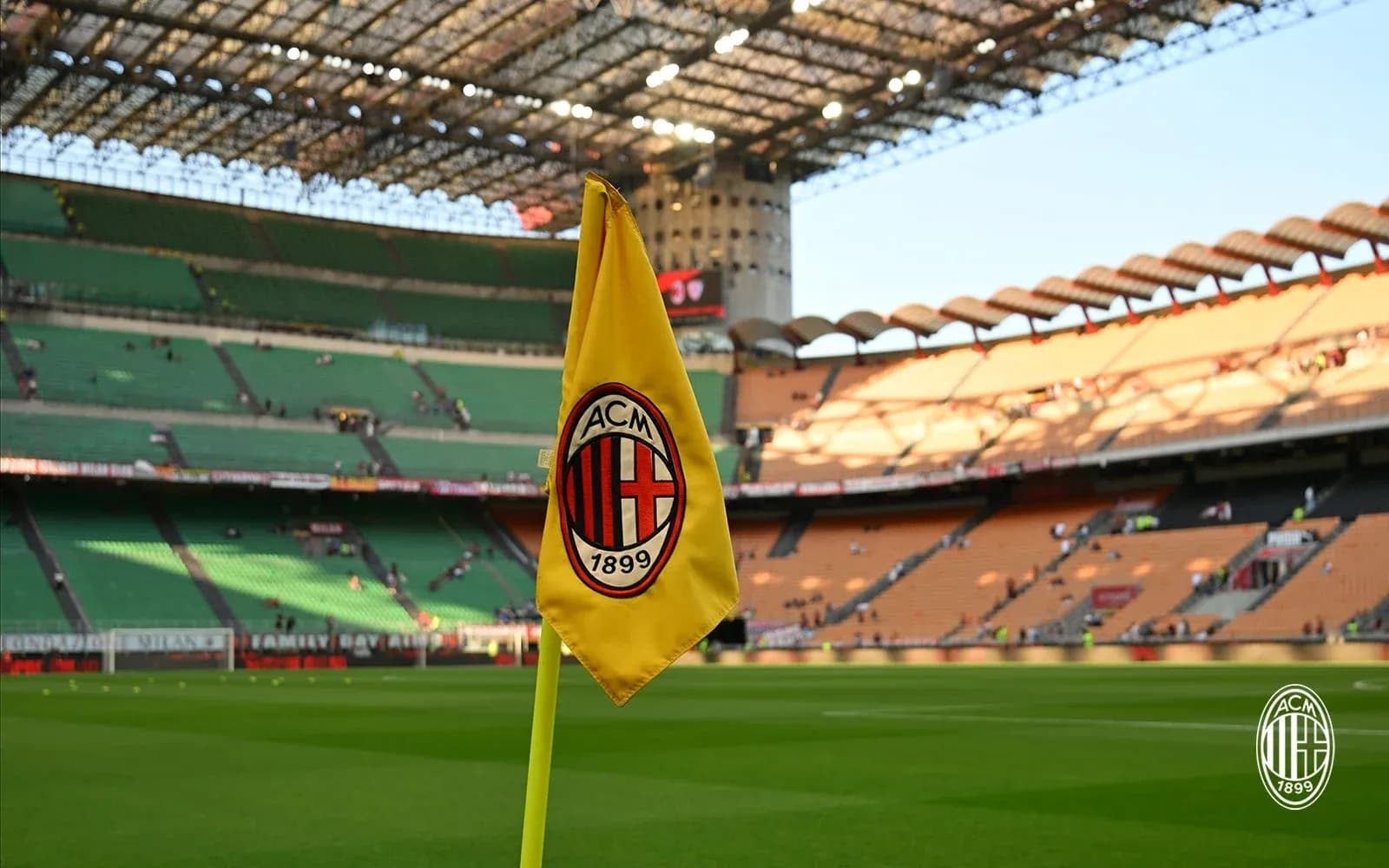Уголовный флаг AC Milan на стадионе Уголовный флаг AC Milan на стадионе