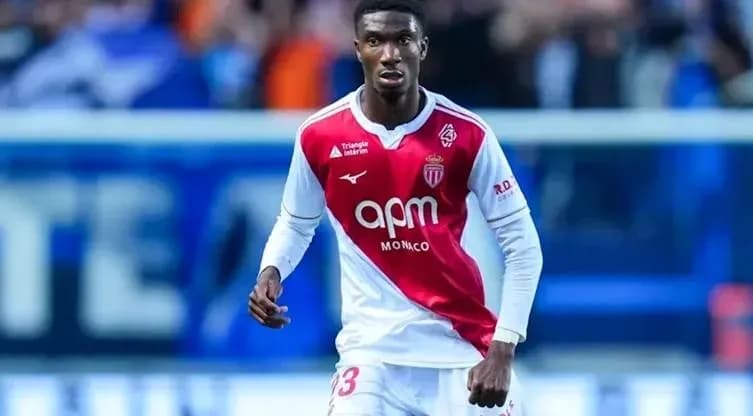 Игрок AS Monaco в бело-красной форме на поле Игрок AS Monaco в бело-красной форме на поле