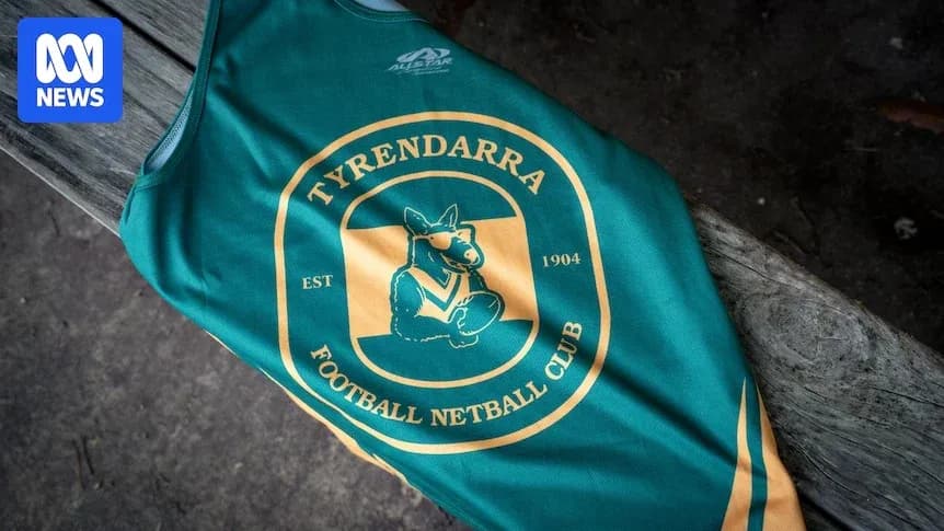 Футбольная форма клуба Tyrendarra на деревянной скамейке Футбольная форма клуба Tyrendarra на деревянной скамейке