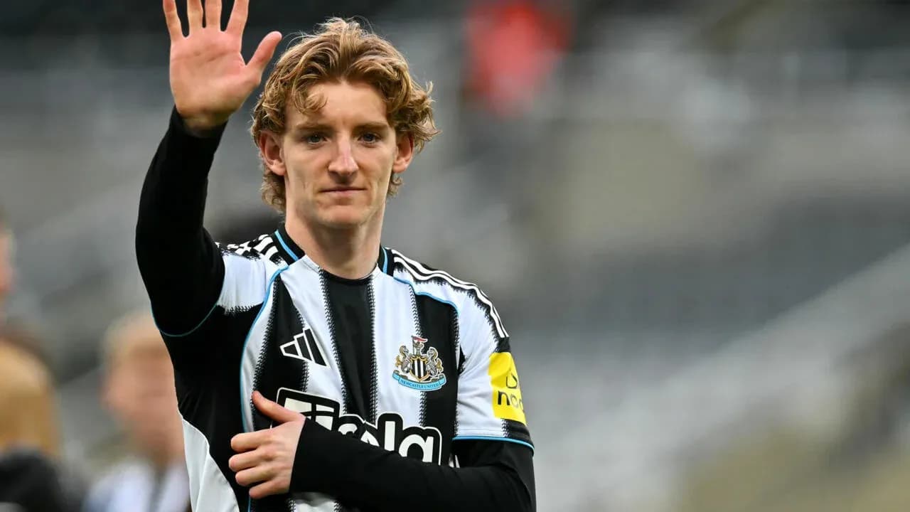 Игрок Newcastle приветствует фанатов на стадионе Игрок Newcastle приветствует фанатов на стадионе