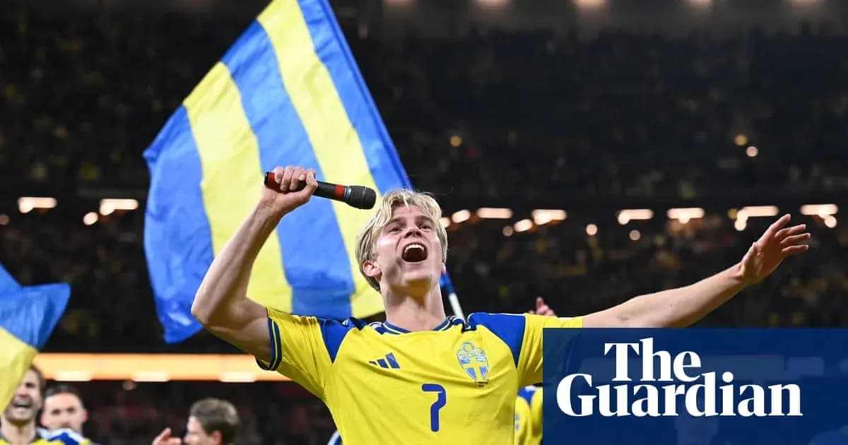 Игрок сборной Швеции с флагом после матча Игрок сборной Швеции с флагом после матча