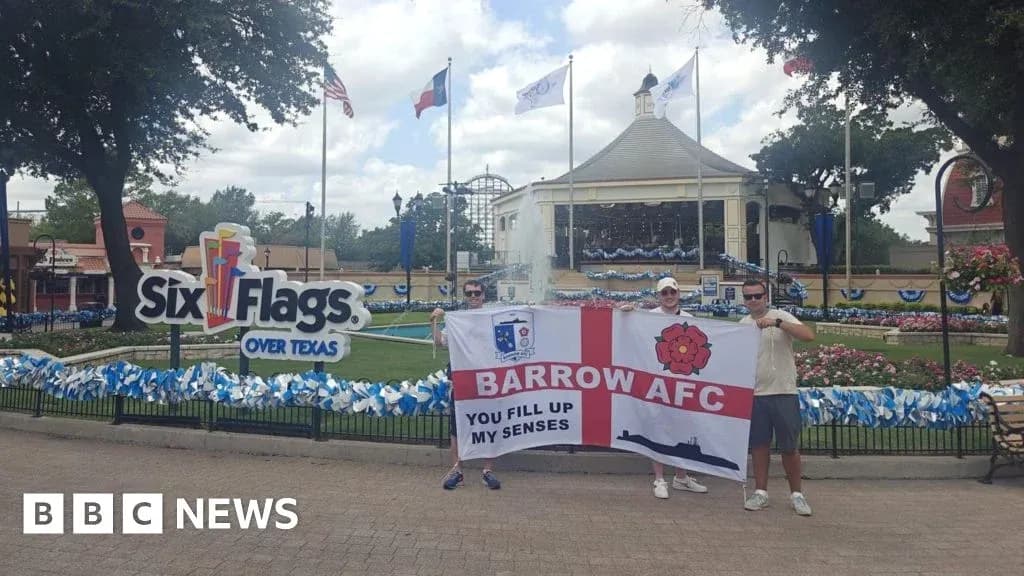 Два человека с флагом Barrow AFC у Six Flags Два человека с флагом Barrow AFC у Six Flags