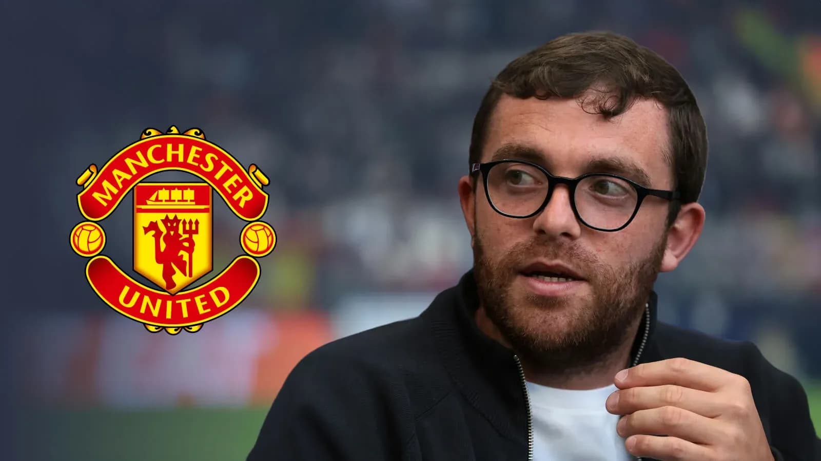 Человек с бородой на фоне логотипа Manchester United Человек с бородой на фоне логотипа Manchester United
