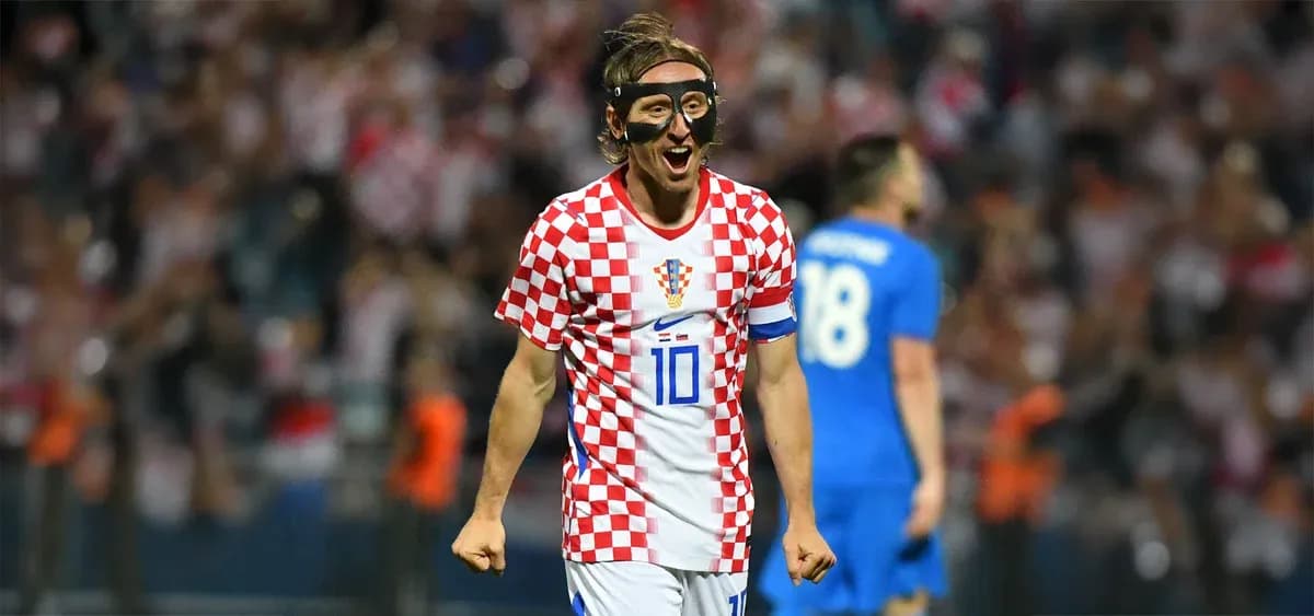 Игрок сборной Хорватии празднует гол на поле Игрок сборной Хорватии празднует гол на поле
