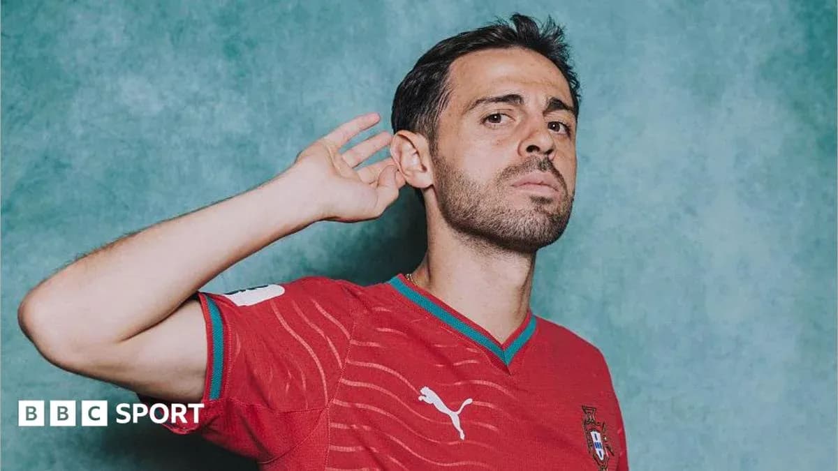 Игрок в красной футболке с логотипом Puma Игрок в красной футболке с логотипом Puma