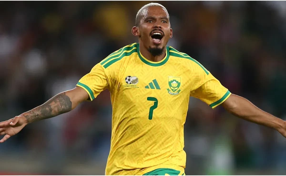 Игрок в желтой форме празднует гол на поле Игрок в желтой форме празднует гол на поле
