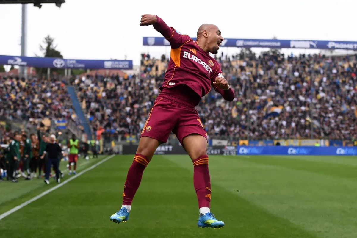 Игрок AS Roma празднует гол на стадионе Игрок AS Roma празднует гол на стадионе
