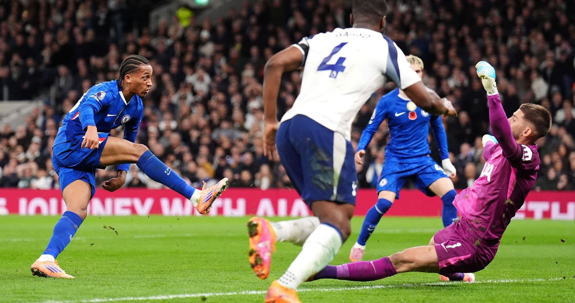 Игрок Chelsea бьет по воротам Tottenham Игрок Chelsea бьет по воротам Tottenham